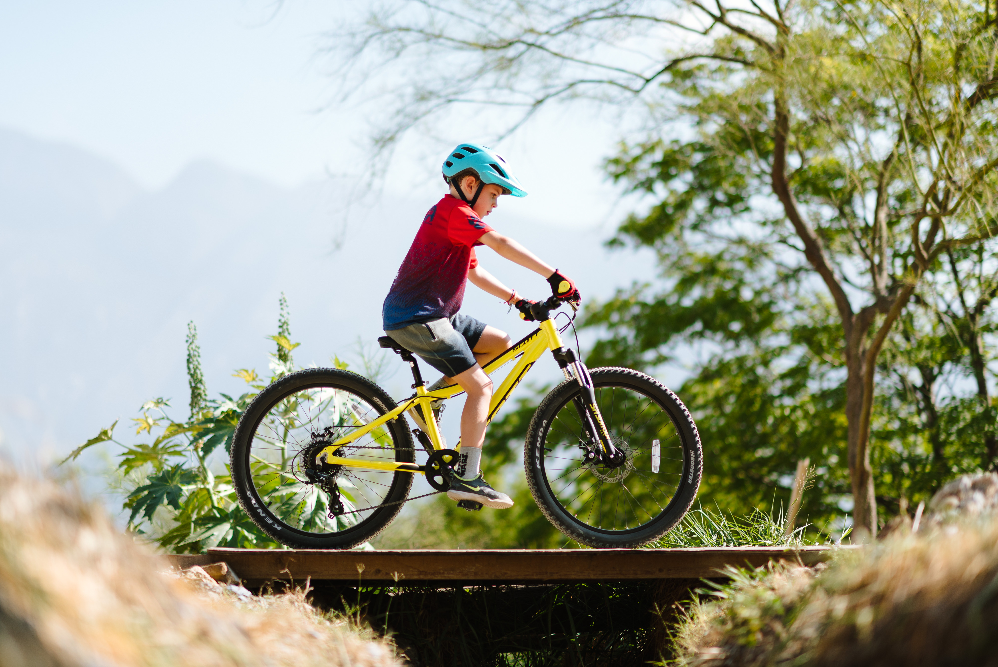 Foto de un niño en bici